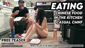 Makan Makanan Cina Di Dapur Dengan Wanita Telanjang Dan Aku Masih Berpakaian