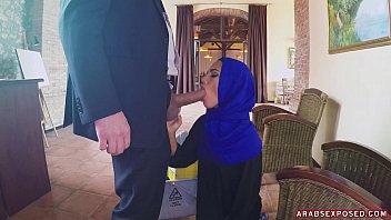 Pembantu Arab Yang Hot Mengisap Kontol Dengan Penuh Nafsu