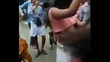 Tarian Jalanan India Yang Menggoda Dengan Payudara Terbuka