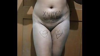 Gadis India Memamerkan Tubuh Seksi Dan Menggoda