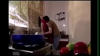 Gadis India Yang Menggoda Dengan Lekuk Tubuh Mempesona