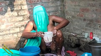 Mandi Telanjang Di Sungai Desa India, Radhika Yang Menggoda