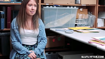 Petugas Keamanan Nakal Memaksa Pencuri Seksi Mengisap Kontolnya Dan Menjilati Buah Zakarnya