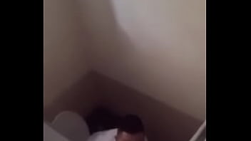 Gã Trai Trung Học Phải Thủ Dâm Ngay Trong Nhà Vệ Sinh Trường Học