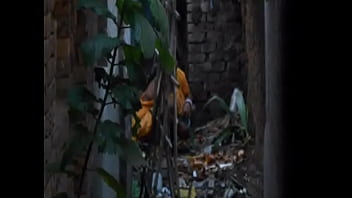 Desi Yang Menggoda Dengan Air Seni Panasnya