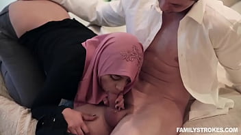 Anak Tiri Arab Berjilbab Menggoda Dan Menggairahkan Ayah Tirinya – Ella Knox
