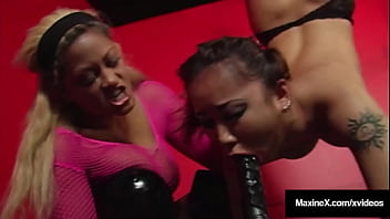 Maxine X Yang Montok Menggila Dengan Kekasih Lesbiannya Siren Thorn Dalam Posisi Terbalik Yang Menggairahkan