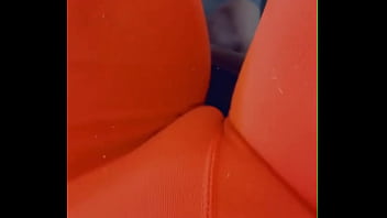 Sorotan Panas Di Gym: Lekang Basah Mengintip Dari Celana Ketat