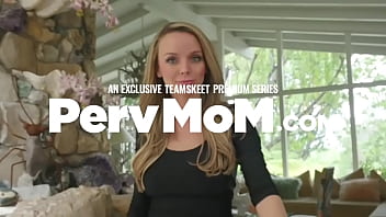 Kakak Tiriku Menggenjotku Habis-habisan Setelah Putus Cinta Yang Menyakitkan