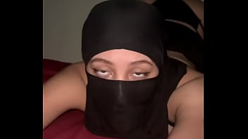 Tampilan Pantat Muslimah Berhijab – Gadis Arab Nakal Menggoyangkan Bokong Dan Bermain Dengan Pantatnya Yang Menggairahkan