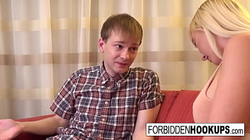 Gadis Montok Berpayudara Besar Melahap Kontol Gede Abang Tirinya