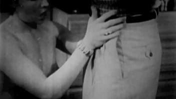 Punggung Mami Tua Yang Menggoda Di Balik Pintu