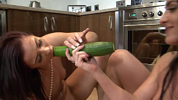 Aku Tak Bisa Menolak Godaan Ibu Tiriku – Chloe Lovette Dan Maisie Rain