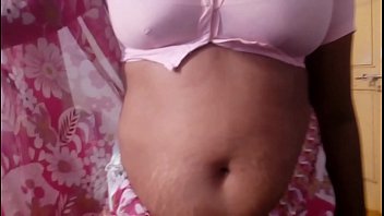 Desi Bhabhi Basah Setelah Mandi, Tubuhnya Menggoda Dalam Balutan Saree Yang Membentuk Lekuk Tubuhnya