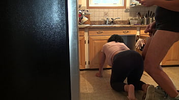 Hampir Ketahuan, Aku Masturbasi Dan Ejakulasi Di Bokong Gede Ibu Tiriku Dari Turki