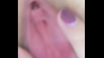 Gadis Tiongkok Cantik Yoki Memainkan Memek Merah Mudanya Dengan Dildo