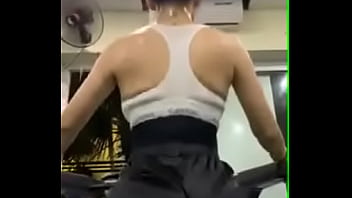 Cô Trang Trực Tiếp Khoe Thân Hình Nóng Bỏng Và Quyến Rũ