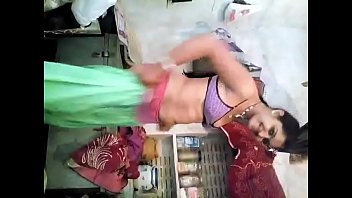 Desi Gadis Panas Dengan Lagu Yang Bikin Bergoyang