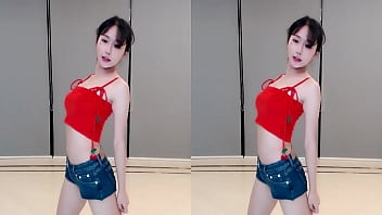 Em Gái Trung Quốc Uốn éo Trên Thang Lửa Với Vũ điệu Nóng Bỏng