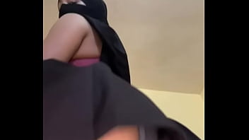Gadis Berhijab Solo Dengan Pantat Arab Gede Yang Bulat Dan Montok Menggoda, Memainkan Bokongnya Yang Menggiurkan Dan Bergoyang Penuh Nafsu