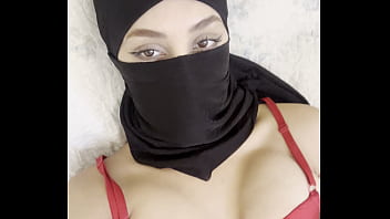 Gadis Arab Berhijab Dan Bercadar Perlahan Membuka Balutan, Memamerkan Payudara Montoknya Yang Menggoda