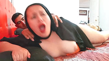 Wanita Muslim India Berhijab Digerogoti Dengan Beringas