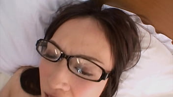 Gadis Jepang Berkacamata Yang Imut Dan Menggoda