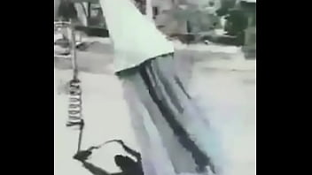 Wanita Terbang Dengan Teks Arab Yang Menggoda