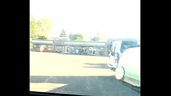 Ranjang Panas Di Parkiran: Gairah Membara Saat Dia Melayani Dengan Mulut Dan Tangannya