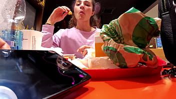 Kakak Tiriku Mengajakku Bermain Di Tempat Umum Sambil Mengendalikan Mainan Getarku Dari Jarak Jauh!