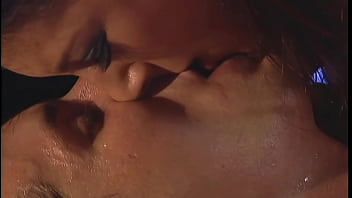 Ibu Berambut Cokelat Dihardiki Oleh Anak Lelakinya