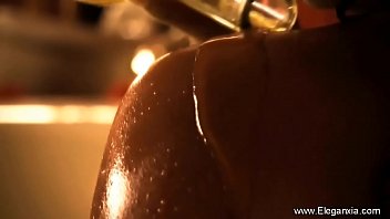 Putri Arab Menggoyang Tubuhnya Dengan Gerakan Menggoda