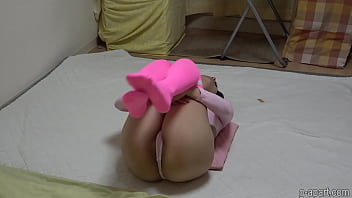 Gadis Jepang Bergoyang Dengan Leotard Pink Yang Ketat