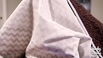 Ibu Tiri Yang Kesepian Menginginkan Batang Muda Yang Keras