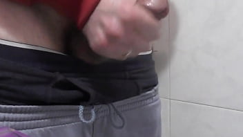 Masturbasi Dan Memuncrat Di Kamar Mandi Ibu Mertuaku.