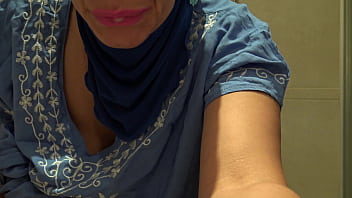 Milf Arab Berambut Lebat Memamerkan Kemesraan Basahnya