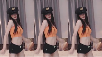 Cô Gái Trung Hoa Quyến Rũ Tung Mái Tóc Dài đầy Mê Hoặc