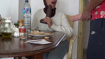 Keluarga Turki Gila: Anak Tiriku Beli Dildo Raksasa Untuk Menghancurkan Memek Berbuluku