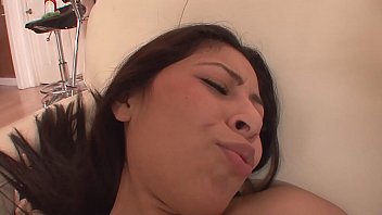 Ibu Tiri Dan Pembantu Seksi Yang Menggoda