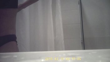 偷窥姐姐诗诗沐浴的私密瞬间