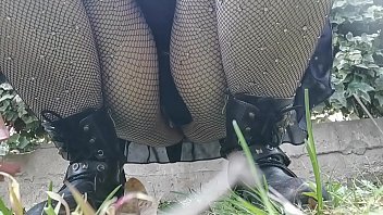 Dia Ingin Kencing Di Taman Umum, Lalu Membungkuk Memperlihatkan Kemaluannya Yang Terbungkus Stoking Jala.