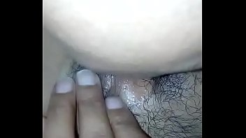 Gadis India Yang Menggoda Dengan Sari Transparan Dan Pinggul Bergoyang