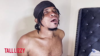 Kakak Iparku Menyelinap Ke Kamarku Dan Melihatku Telanjang Bulat Saat Sedang Beristirahat