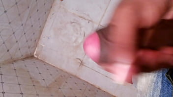 Gadis India Yang Menggoda Dengan Sari Transparan Dan Pinggul Bergoyang