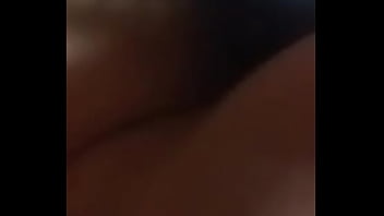 Bicara Kotor Untuk Istriku Annu, Pakai Earphone Biar Lebih Hot