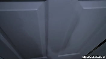 Membujuk Adik Tiriku Yang Seksi Untuk Membiarkanku Menidurinya