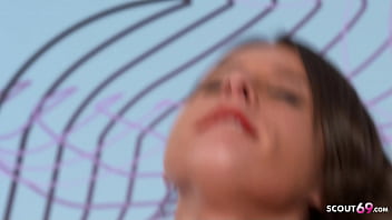 Ibu Telanjang Di Kamar Mandi Dipergok Putra Tiri, Lalu Mereka Berciuman Dan Berhubungan Intim Untuk Pertama Kalinya