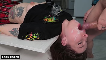 Orang Tua Pasti Marah – Adik Tiriku Dihancurkan Di Meja Makan Keluarga