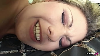 Gadis Pirang Berpayudara Kecil Bantu Kakak Tiri Berdick Besar Dengan Seks Keras Saat Rumah Sepi Dan Telan Sperma