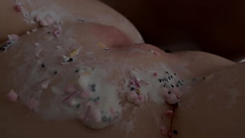 Kue Ultah Ke-18 Buat Anak Tiri, Rayakan Jadi Dewasa Dengan Cara Yang Menggoda